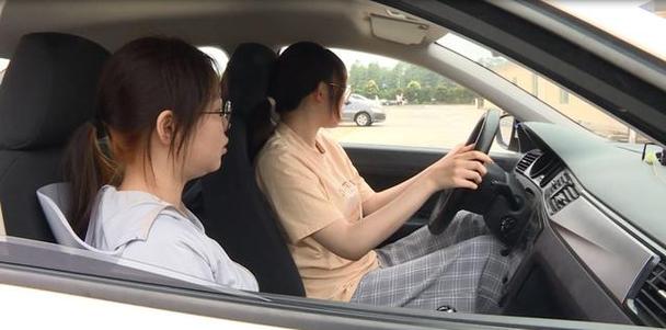 大学里教女生学车（大学里学车便宜吗）